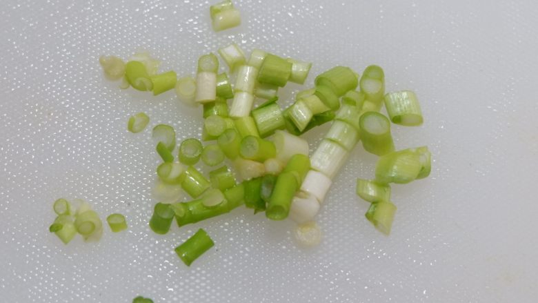街头豆腐脑,小葱切成小段