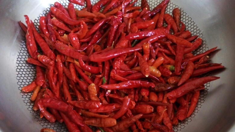 重庆麻辣火锅底料,泡好的辣椒过滤出水放入锅中,加一小碗清水中火煮干