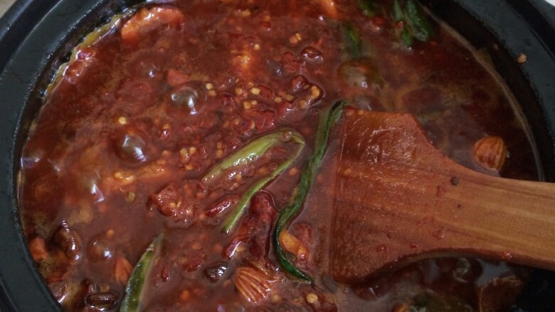 重庆麻辣火锅底料,之后加入炸好的葱姜蒜,香料碎,一小碗<a style='color:red;display:inline-block;' href='/shicai/ 900'>白酒</a>继续小火熬制10分钟
