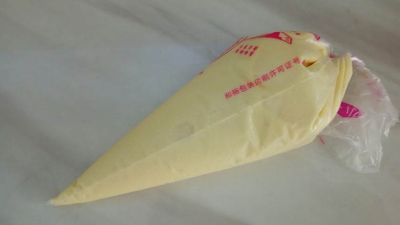 网格蛋饼,面糊装进裱花袋,剪一个小口。