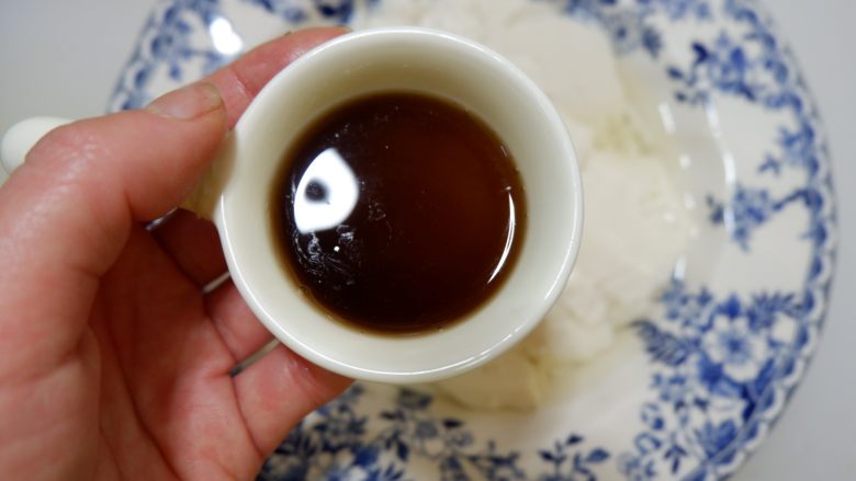 街头豆腐脑,依次淋上醋、