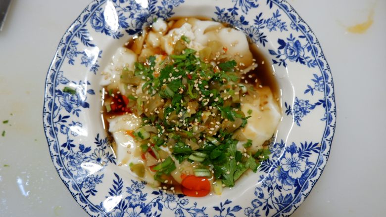 街头豆腐脑,还可以加油条碎。有虾皮的可以放一点,提鲜的。