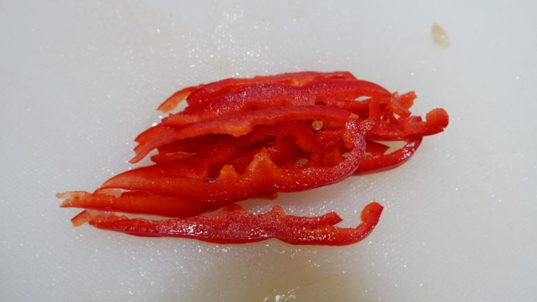 南瓜炒米粉,红椒洗净去蒂去籽,切成细丝