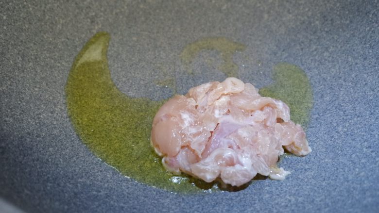 南瓜炒米粉,锅中热油,下入鸡肉丝