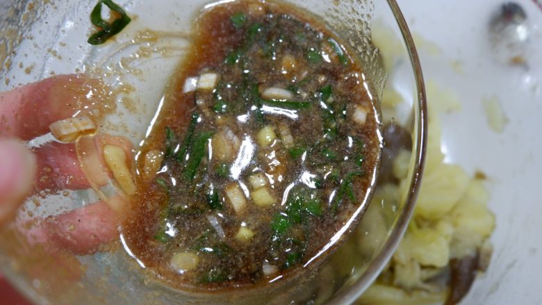 夺命茄子土豆泥,将提前拌好的调料汁倒入蔬菜泥中拌匀,