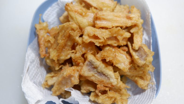 糖醋素排骨,捞出沥干油,放在厨房纸上吸走多余油份。