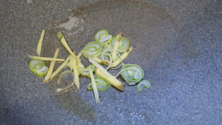 糖醋素排骨,重新起锅加入少许油,加入葱姜炒出香味