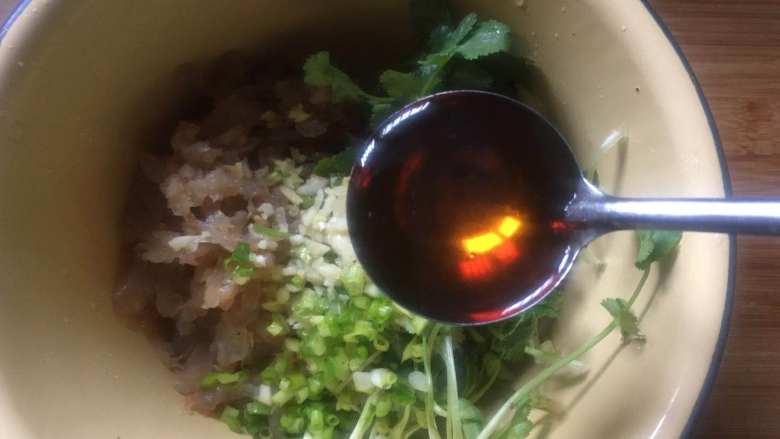 家常凉拌海蜇丝,一勺<a style='color:red;display:inline-block;' href='/shicai/ 847'>香油</a>;