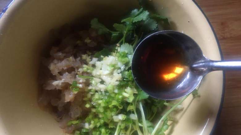 家常凉拌海蜇丝,两勺<a style='color:red;display:inline-block;' href='/shicai/ 768'>香醋</a>;