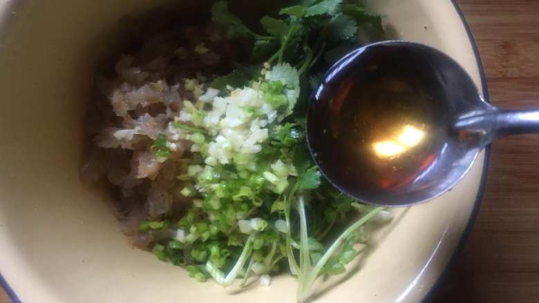 家常凉拌海蜇丝,一勺<a style='color:red;display:inline-block;' href='/shicai/ 718'>料酒</a>;