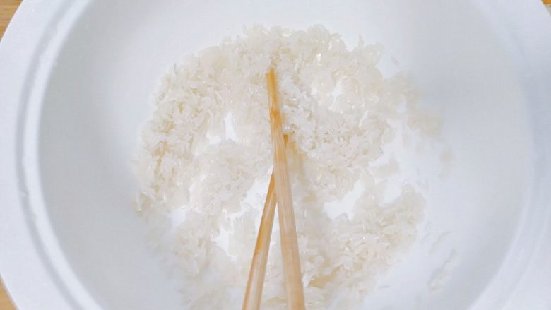 香菇腊肉蔬菜粥,搅拌均匀，然后腌制20分钟。