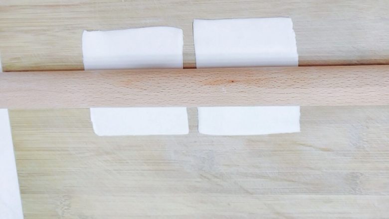 嫩脆香蕉派,饺子皮选二张差不多大的,稍微擀薄一点,擀大一点,二张的形状最好差不多。用这个方法,擀完所有饺子皮,我一个<a style='color:red;display:inline-block;' href='/shicai/ 610'>香蕉</a>,总共做了四个,就是八张饺子皮。如果是印度飞饼,同样擀一下。
