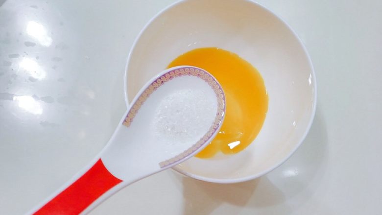 嫩脆香蕉派,蛋黄里加糖,糖可以稍微多一点点。如果孩子吃,就不要放了,对牙不好。