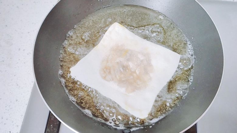 嫩脆香蕉派,记得来回换边,不要等到一面已经炸到金黄,再去翻面。