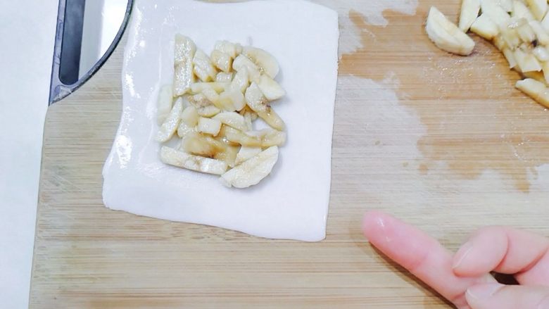 嫩脆香蕉派,四周抹点水,容易粘上。