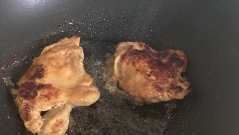 脆皮鸡腿,大概4分钟左右,翻面继续煎3分钟