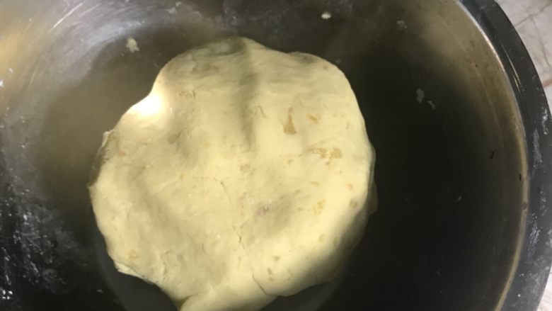 香糯地瓜丸,揉成面团,糯米粉要分次加入,以面团不粘手为准。揉好后醒10分钟