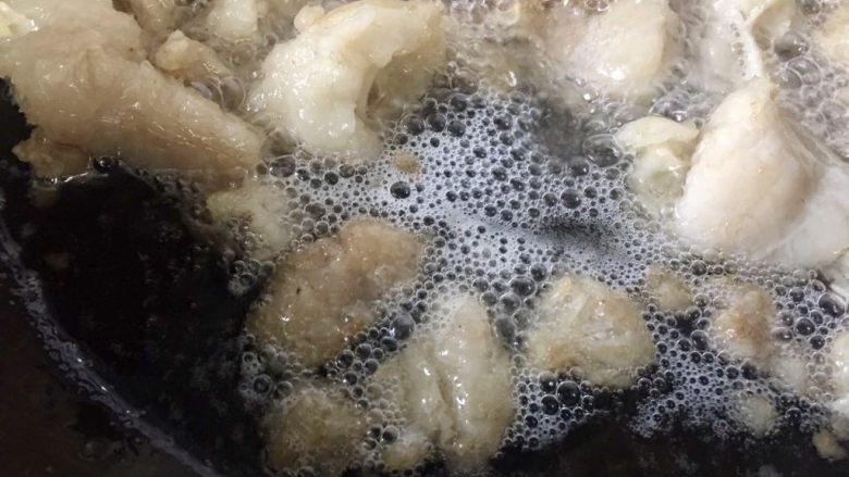 又白又香的猪油,过一会你会看见液体清澈透明了,这就是猪油,可以往出来舀了
