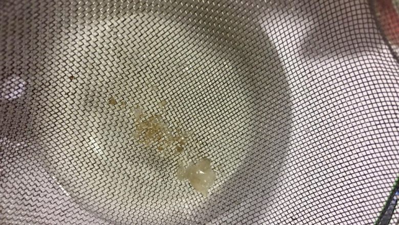又白又香的猪油,准备一个网筛,猪油一勺一勺舀出来过筛