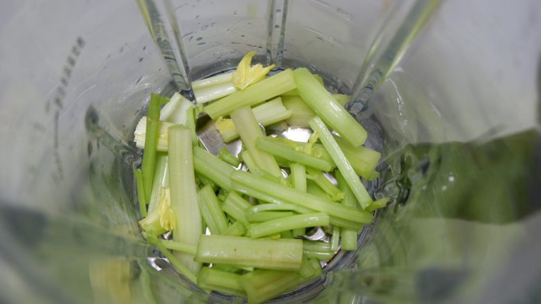 芹菜百合腰果糊,取出破壁机,依次加入芹菜