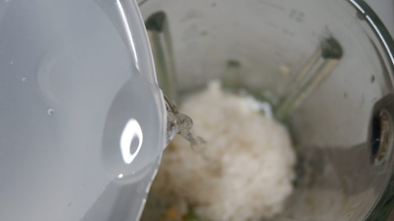 芹菜百合腰果糊,加入水,至热饮最高水位线。大概1000毫升