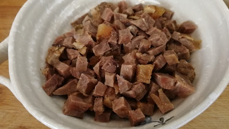 家庭版&荷叶肉夹馍,<a style='color:red;display:inline-block;' href='/shicai/ 4087'>酱牛肉</a>切丁(如图)