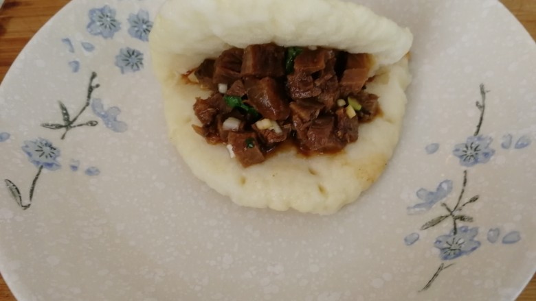 家庭版&荷叶肉夹馍,荷叶饼打开，加牛肉丁，做好的荷叶饼肉夹馍。