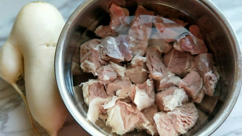 冬吃萝卜夏吃姜&白萝卜烧牛肉,<a style='color:red;display:inline-block;' href='/shicai/ 216'>牛肉</a>切小块后,用冷水浸泡,将血水跑出,反复换几次清水,直到水清澈为止。