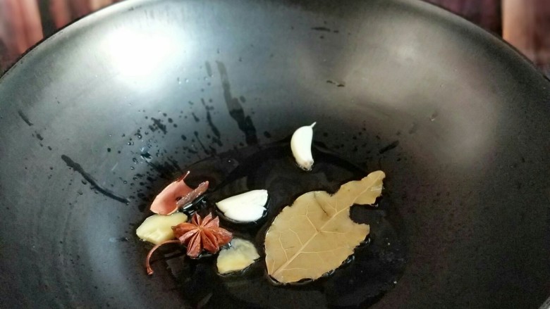 冬吃萝卜夏吃姜&白萝卜烧牛肉,起油锅,加入香料煸炒。