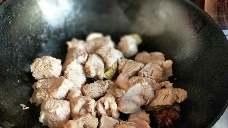 冬吃萝卜夏吃姜&白萝卜烧牛肉,在加入牛肉,小火煸炒至变色。