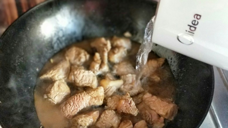 冬吃萝卜夏吃姜&白萝卜烧牛肉,加入开水,没过牛肉为佳。