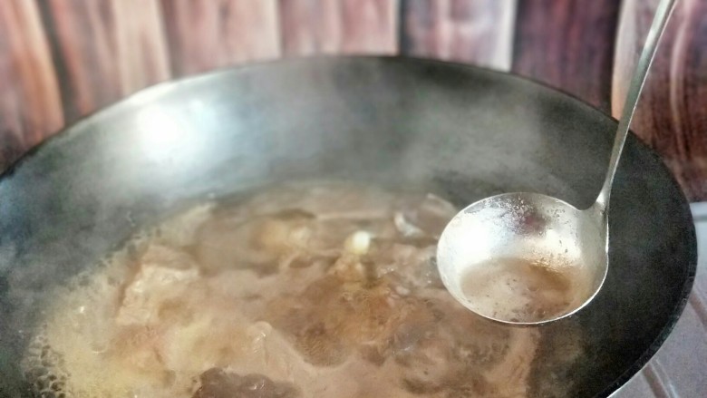 冬吃萝卜夏吃姜&白萝卜烧牛肉,大火烧开,撇出沫子,转小火慢炖约40分钟。