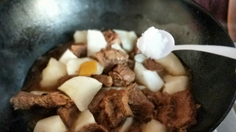 冬吃萝卜夏吃姜&白萝卜烧牛肉,再加入盐,炖10分钟。