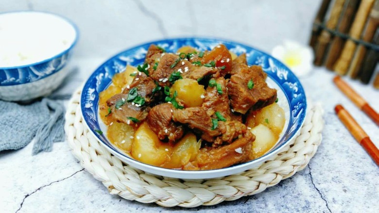冬吃萝卜夏吃姜&白萝卜烧牛肉,盛出装盘,撒上葱花,<a style='color:red;display:inline-block;' href='/shicai/ 141911'>熟白芝麻</a>。
