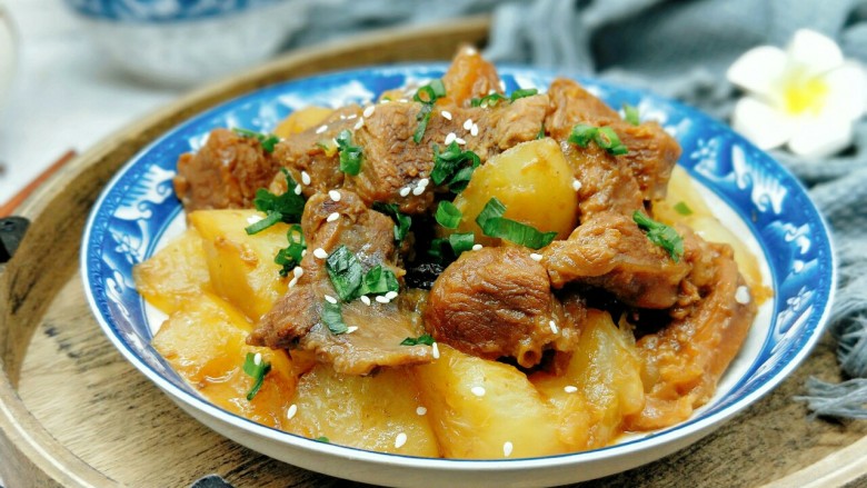 冬吃萝卜夏吃姜&白萝卜烧牛肉,近看,诱惑,搭配一碗米饭。