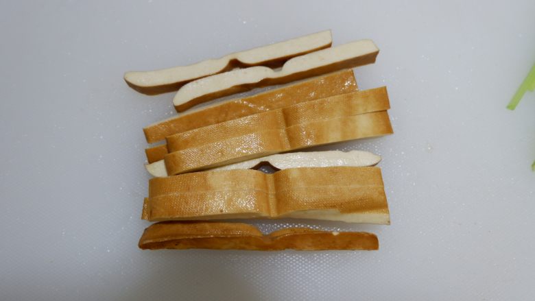 完美便当方程式「25」,豆干洗净,切成长条,大概8cm