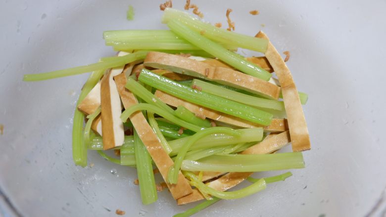 完美便当方程式「25」,凉透的西芹和豆干取出沥干水,放入稍大的容器,加入海米碎,加入盐,<a style='color:red;display:inline-block;' href='/shicai/ 847'>香油</a>,拌匀即可。