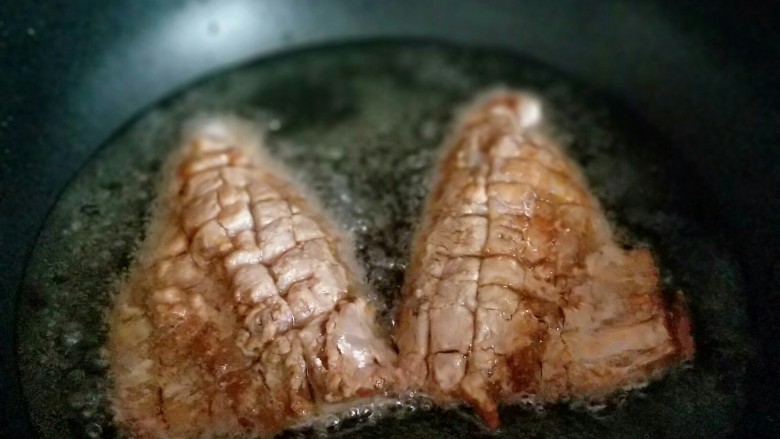 松鼠鲈鱼,再放入诱惑中,炸至金黄。