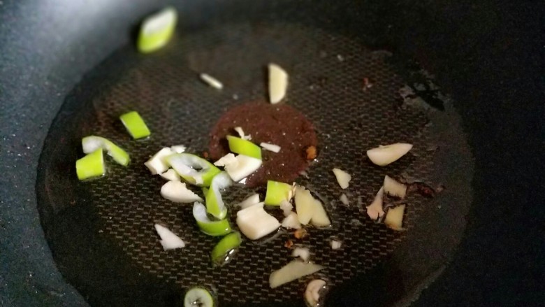 松鼠鲈鱼,起油锅,加入切好的葱姜蒜。