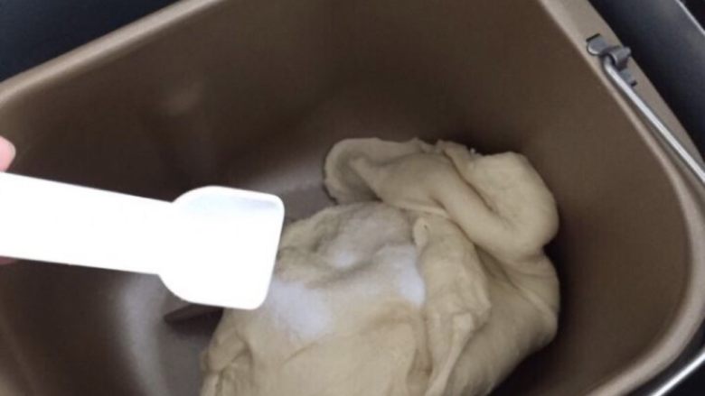 小懒猫餐包,打至黄油完全融合,加盐继续搅打,厨师机快速搅打1分钟