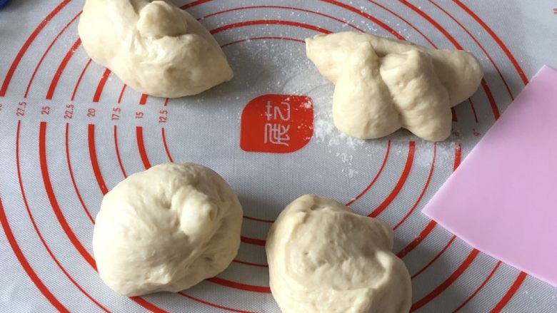 小懒猫餐包,轻轻取出,简单排气,分4等份105g左右