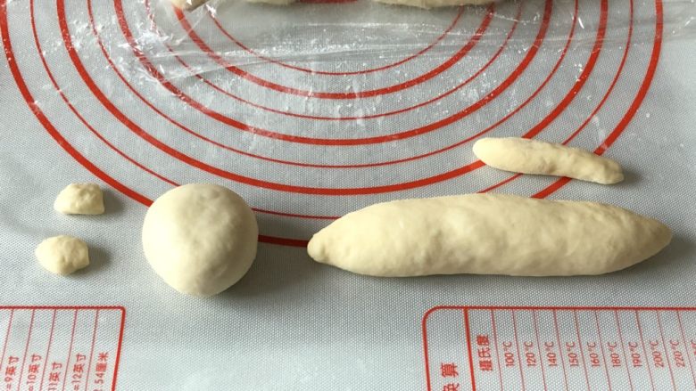 小懒猫餐包,松弛好的面团,排气整形