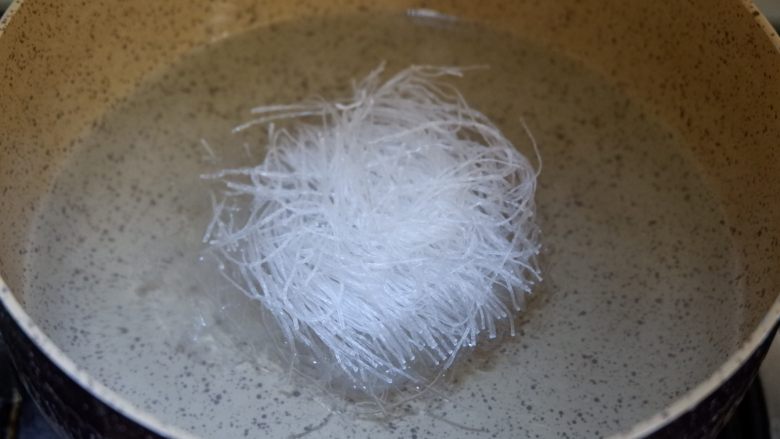 完美便当方程式「15」,烧开一锅水,关火将粉丝放入泡软,泡软后立刻取出,放入冷水中过凉后取出沥干水备用