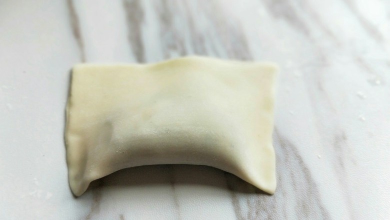【营养早餐】荠菜大馄饨,将馄饨皮对折,将周边一圈压紧,如图。