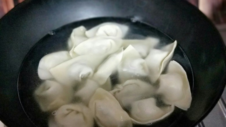 【营养早餐】荠菜大馄饨,锅中加入清水,烧开后下馄饨,煮熟即可。