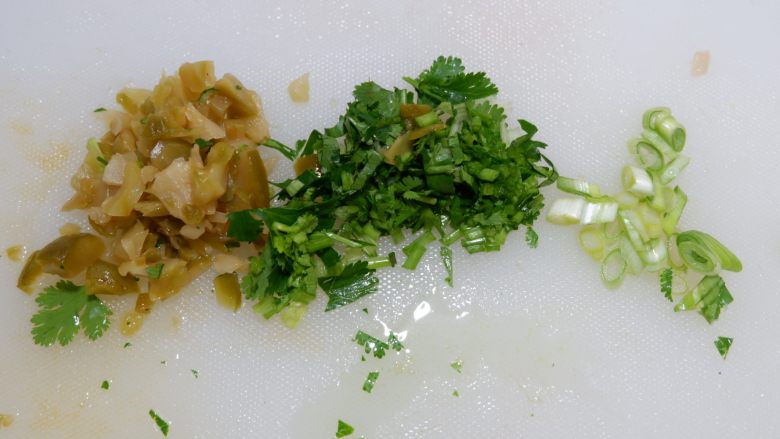 完美便当方程式「15」,榨菜切碎,香菜切末。