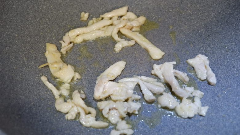 完美便当方程式「20」,锅中热油,下入里脊肉丝,翻炒至断生变色后装出备用