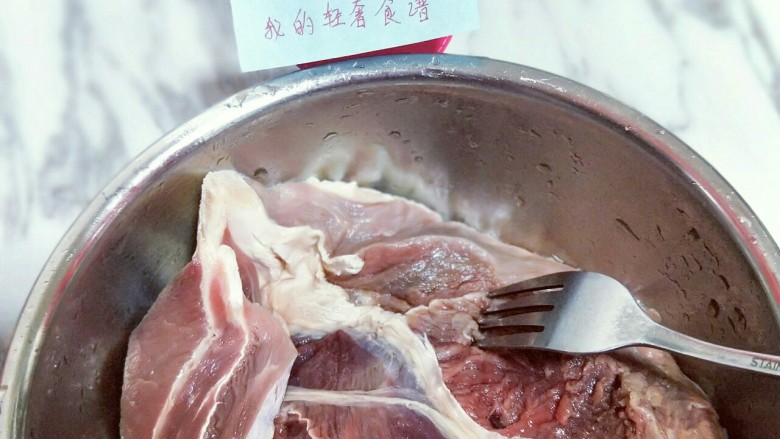五香卤牛肉,用叉子将牛肉叉满洞洞,这样腌制才会更入味,如图。