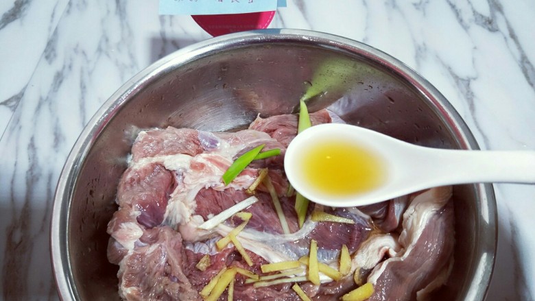 五香卤牛肉,加入<a style='color:red;display:inline-block;' href='/shicai/ 718'>料酒</a>,适当多加一些。