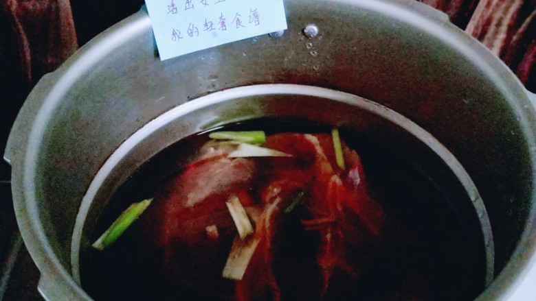 五香卤牛肉,加入清水,没过牛肉为主。盖上盖子,大火烧开,转小火35分钟,待高压锅消气时再打开盖子。